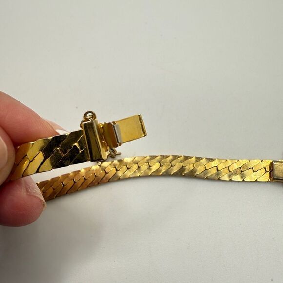 7" Vintage Gold tone metal, thick 7mm herringbone bracelet! - Picture 6 of 9